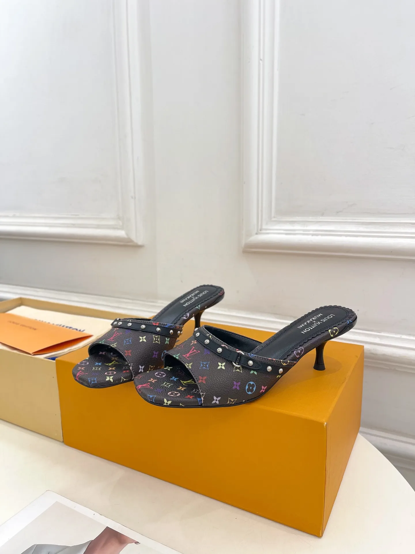 👟👟Ex-factory price 580👟👟 LV | Louis Vuitton 25𝐬𝐬 🧡💚2025 early spring new top version‼ ️The original version is the same. The counter features the latest LV Full of high-end feel! A popular model among bloggers at home and abroad, it’s retro and fashionable and looks amazing on your feet! Mainly recommended model on the official website★ ━━━━━ ЅᏇєєt ━━━━━ ▪️Upper: high-customized rainbow-colored presbyopia leather ▪️Lining: imported sheepskin lining ▪️Outsole: original Italian leather outsole ▪️Heel height: 5.5cm / 9.5cm ▪️Shoe size: 35-39 (34, 40, 41, 42 customized)